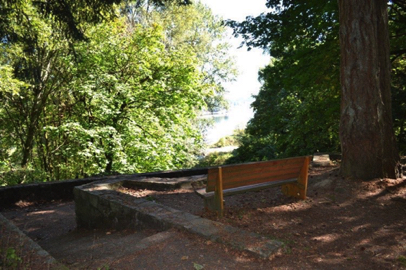 Overlook of the Willamette River, with seating